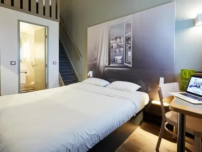 Un ou plusieurs lits dans un hébergement de l'établissement B&B HOTEL Cherbourg