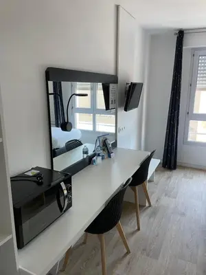 Télévision ou salle de divertissement dans l'établissement Brit Hotel Cherbourg
