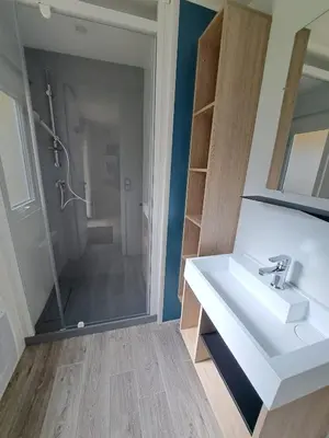 Salle de bains dans l'établissement Camping Sainte Mère Eglise