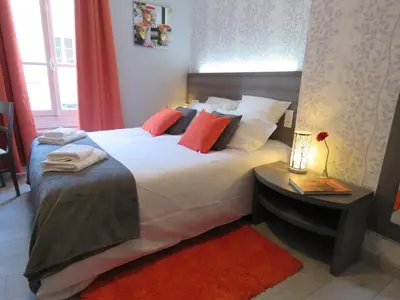 Un ou plusieurs lits dans un hébergement de l'établissement Hôtel Le Saint Patrice