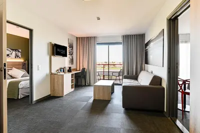 Télévision ou salle de divertissement dans l'établissement Kyriad Prestige Residence & Spa Cabourg-Dives-sur-Mer