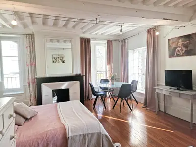 Télévision ou salle de divertissement dans l'établissement Villa Republique Normandie Liberté