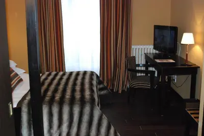 Télévision ou salle de divertissement dans l'établissement Hôtel Ariane & SPA