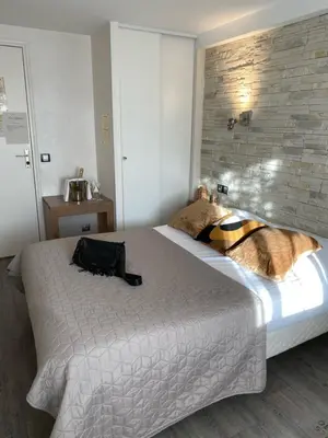 Un ou plusieurs lits dans un hébergement de l'établissement La glycine hotel, spa et bien-être