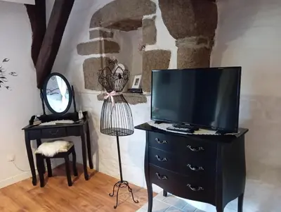 Télévision ou salle de divertissement dans l'établissement La Gerbaudiere Chambres&Table d hotes proche Mont Saint Michel CUISINE MAISON