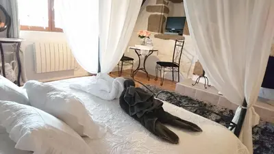 Un ou plusieurs lits dans un hébergement de l'établissement La Gerbaudiere Chambres&Table d hotes proche Mont Saint Michel CUISINE MAISON