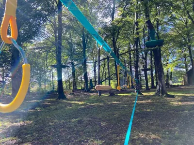 Aire de jeux pour enfants de l'établissement L'étape en forêt