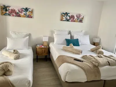 Un ou plusieurs lits dans un hébergement de l'établissement Le Castel Cabourg hôtel & SPA- Restaurant La Calypso