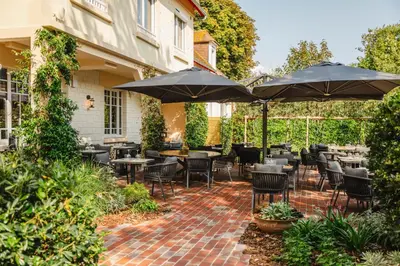 Jardin de l'établissement Le Castel Cabourg hôtel & SPA- Restaurant La Calypso