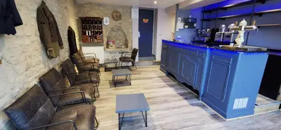 Salon ou bar de l'établissement Hôtel Restaurant Le Mulberry Arromanches