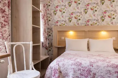 Un ou plusieurs lits dans un hébergement de l'établissement Hôtel de Lion sur Mer