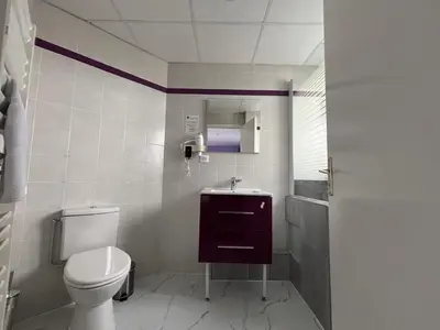 Salle de bains dans l'établissement Hôtel - Restaurant Eugenie