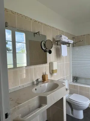 Salle de bains dans l'établissement Chez-Marion