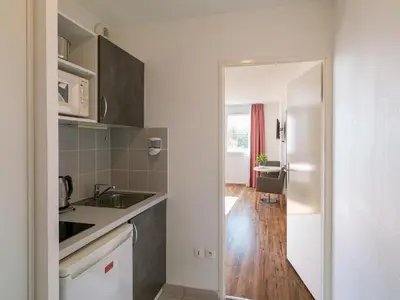 Cuisine ou kitchenette dans l'établissement Séjours & Affaires Caen Le Clos Beaumois