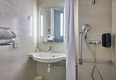 Salle de bains dans l'établissement B&B HOTEL Caen Mémorial