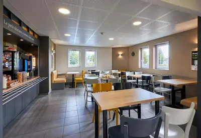 Restaurant ou autre lieu de restauration dans l'établissement B&B HOTEL Caen Mémorial