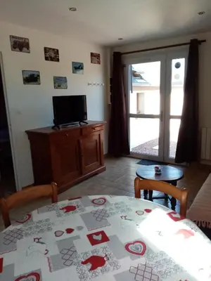 Télévision ou salle de divertissement dans l'établissement Gîte Marguerite
