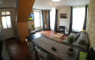 Télévision ou salle de divertissement dans l'établissement Maisoun Pequeux