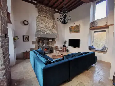 Télévision ou salle de divertissement dans l'établissement Domaine LVD avec SPA, bois et rivière privée