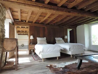 Un ou plusieurs lits dans un hébergement de l'établissement Domaine LVD avec SPA, bois et rivière privée