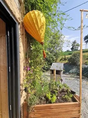 Jardin de l'établissement Domaine LVD avec SPA, bois et rivière privée