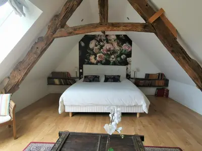 Un ou plusieurs lits dans un hébergement de l'établissement Domaine LVD avec SPA, bois et rivière privée