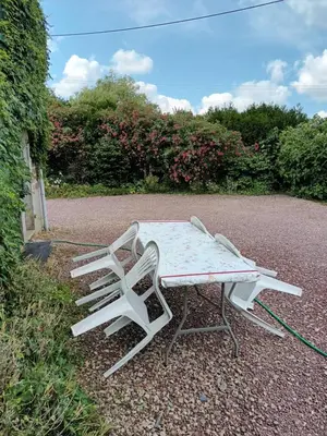 Jardin de l'établissement ecrin de fleurs et verdure