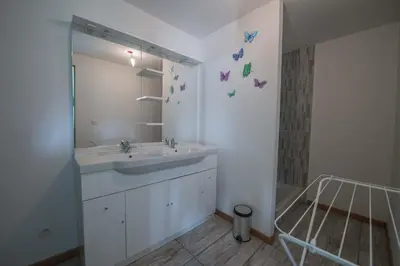 Salle de bains dans l'établissement ecrin de fleurs et verdure
