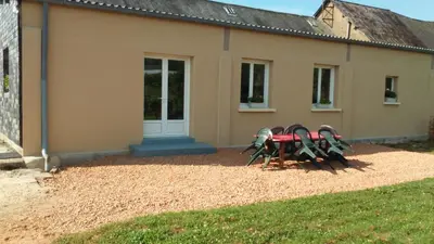 Jardin de l'établissement ecrin de fleurs et verdure