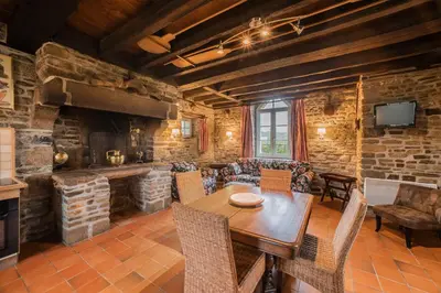 Télévision ou salle de divertissement dans l'établissement Holiday Home Château de Boucéel Mont Saint Michel