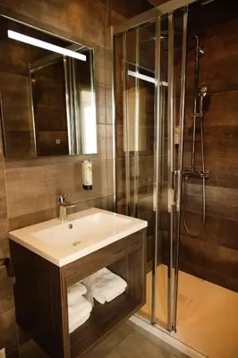 Salle de bains dans l'établissement Hôtel de France Vire