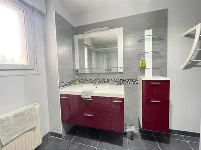 Salle de bains dans l'établissement Normandie Cosy Apt rdc indépendant bien équipé dans maison confortable terrasse grand jardin clos sans vis à vis parking privatif entre Caen et Bayeux, proche plages du débarquement
