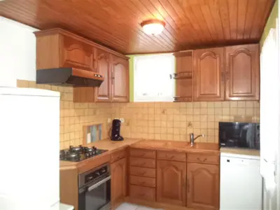 Cuisine ou kitchenette dans l'établissement Maison de vacances à Créances