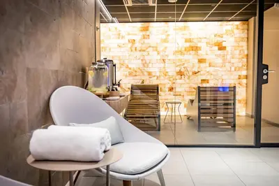 Coin salon dans l'établissement Hôtel De Brunville & Spa