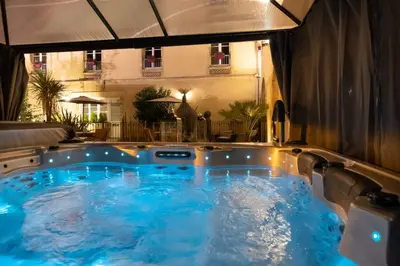 Piscine de l'établissement Hôtel De Brunville & Spa ou située à proximité