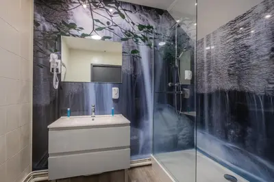 Salle de bains dans l'établissement Grand Hôtel du Luxembourg & Spa