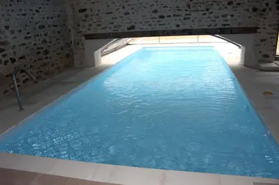 Piscine de l'établissement Ferme-Château de Cordey & Spa ou située à proximité