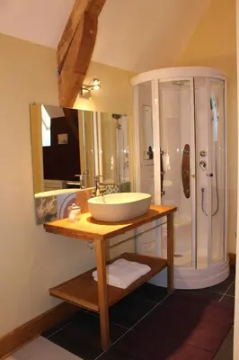 Salle de bains dans l'établissement Ferme-Château de Cordey & Spa