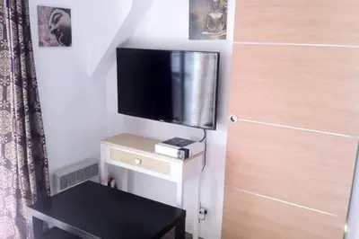 Télévision ou salle de divertissement dans l'établissement NICE FLAT 400 m FROM BEACH & CENTER
