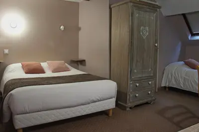 Un ou plusieurs lits dans un hébergement de l'établissement Cit'Hotel Hôtel Beauséjour