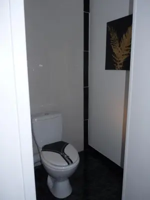 Salle de bains dans l'établissement Hôtel Patton