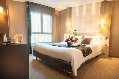 Un ou plusieurs lits dans un hébergement de l'établissement Logis Hôtel Restaurant Le Fruitier