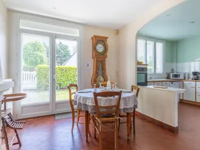 Cuisine ou kitchenette dans l'établissement Holiday Home Villa Hélios by Interhome