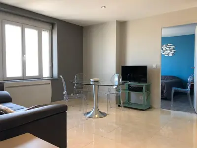 Télévision ou salle de divertissement dans l'établissement La Plage d'Or
