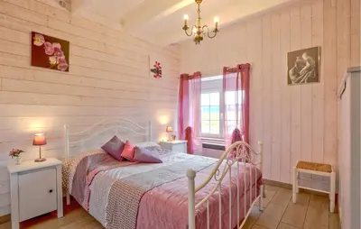 Un ou plusieurs lits dans un hébergement de l'établissement 3 Bedroom Amazing Home In Vergoncey