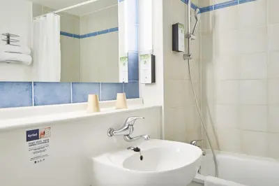 Salle de bains dans l'établissement Kyriad Caen Nord - Hérouville-Saint-Clair