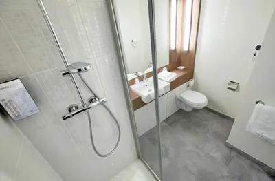 Salle de bains dans l'établissement Campanile Caen Est - Mondeville