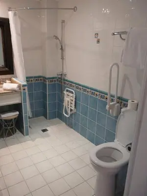 Salle de bains dans l'établissement Le Querrien