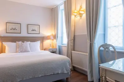 Un ou plusieurs lits dans un hébergement de l'établissement Hôtel Traiteur Les Ormes, The Originals Relais