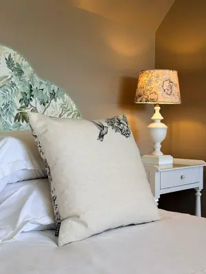 Un ou plusieurs lits dans un hébergement de l'établissement Hôtel Traiteur Les Ormes, The Originals Relais